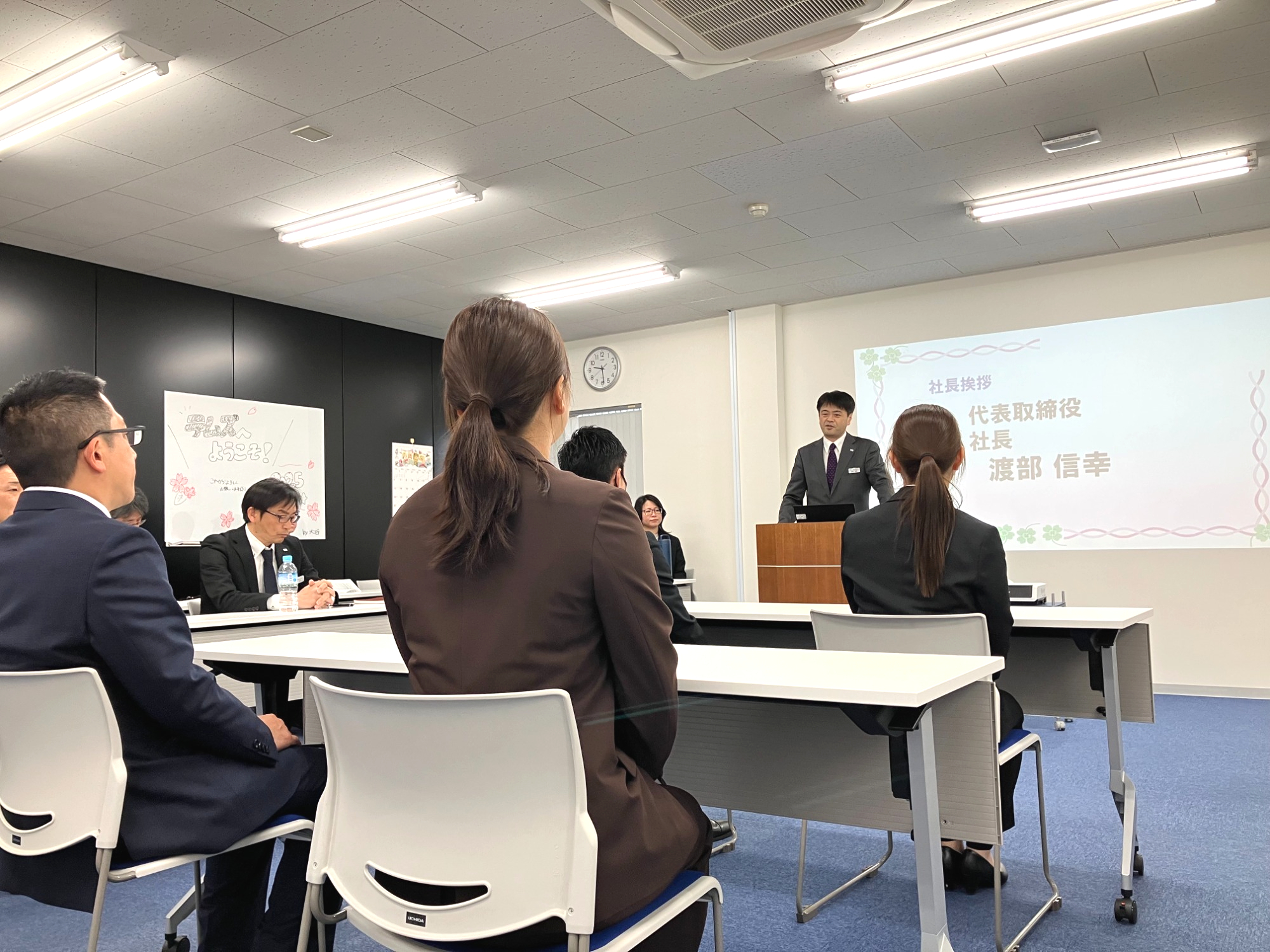 緊張の面持ちの新入社員